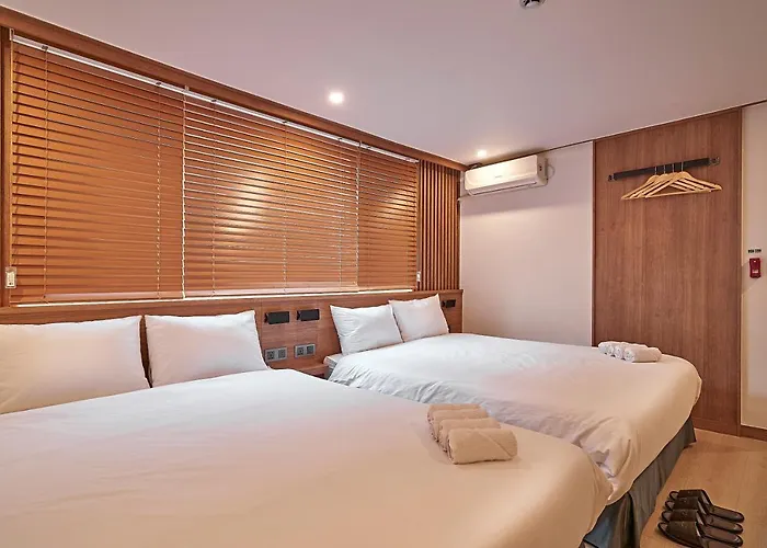 Monday Cracker Hongdae 4* Seul