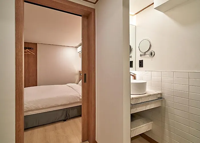 Monday Cracker Hongdae 4* Seul